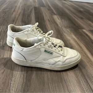 White reebok tennis shoes